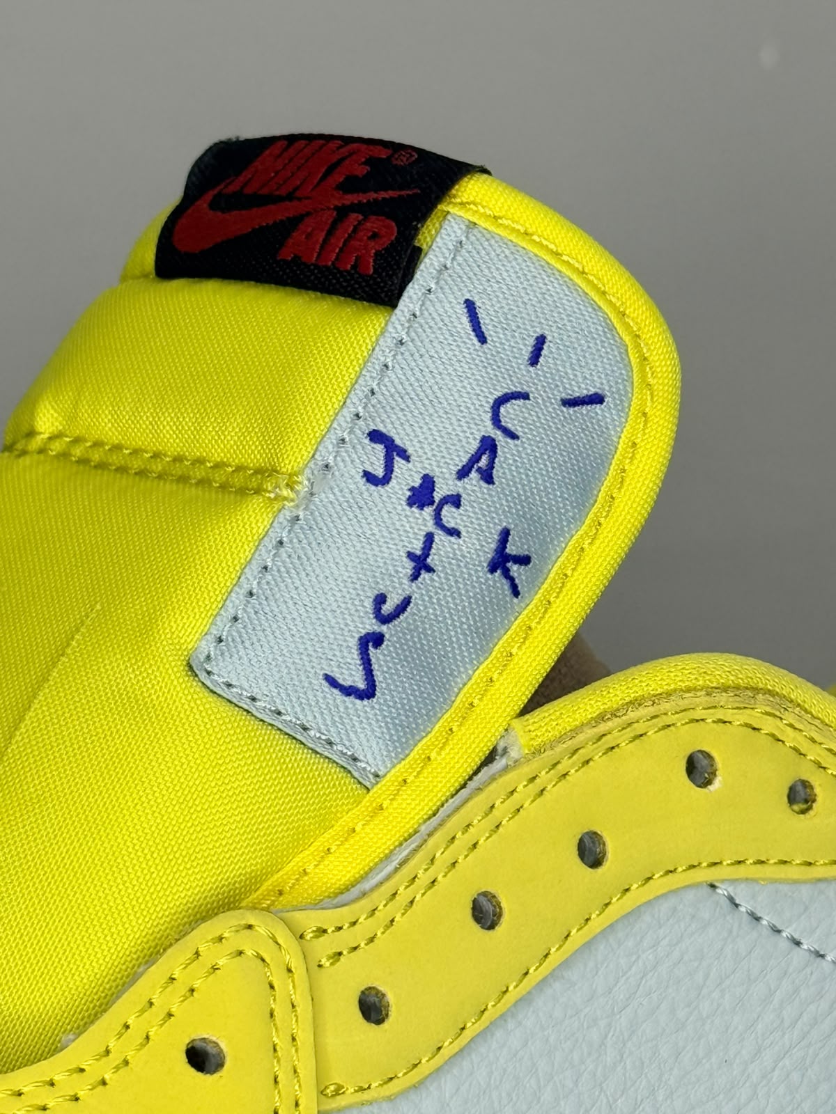 TRAVIS SCOTT x AIR JORDAN 1 LOW OG "CANARY"